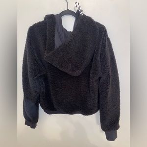 Lululemon Sherpa Scuba Black. Size 8